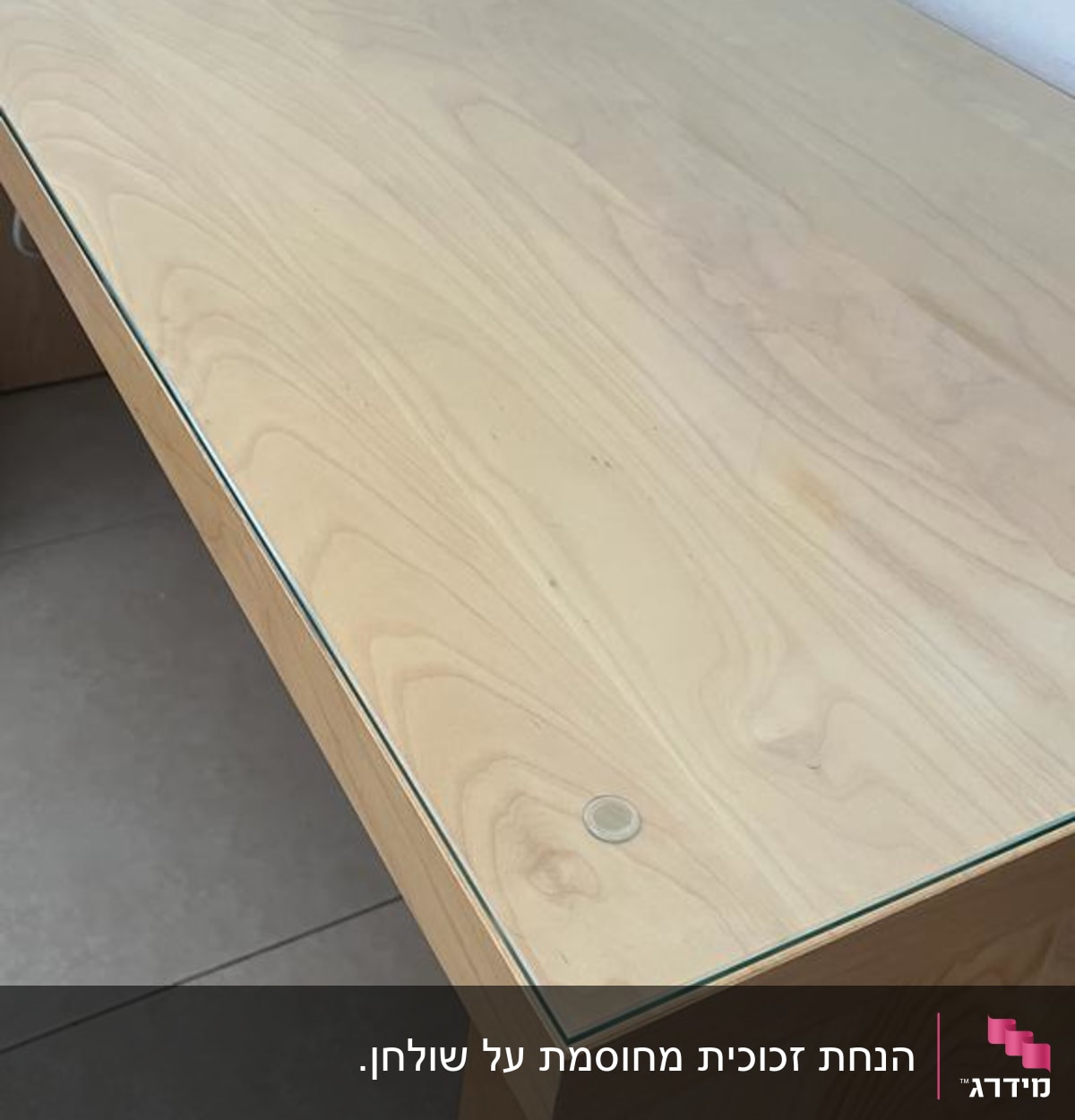 שולחן עץ עם משטח זכוכית עליון